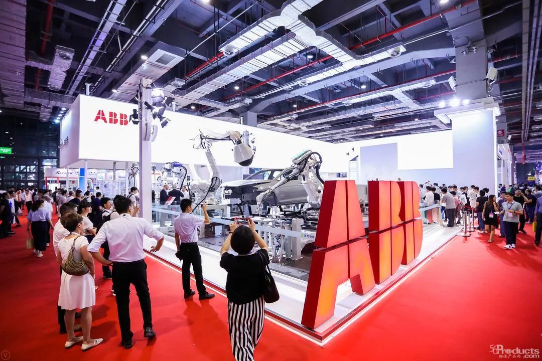 ABB推出其迄今最紧凑、最轻量的六轴机器人