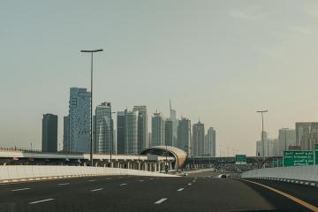 加快培育新型物流服务集成商，健全国际物流供应链体系，大力推动农村客货邮融合发展