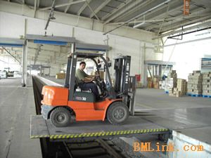 铁路伸缩跨桥 