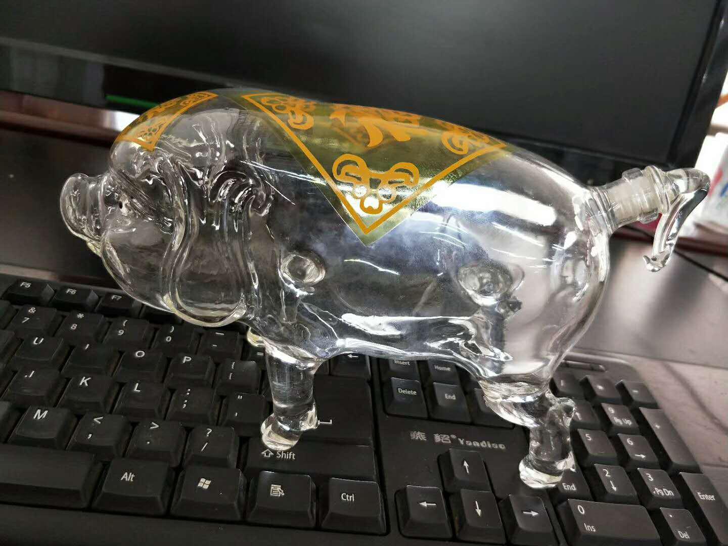 招财猪猪玻璃酒瓶生肖猪玻璃工艺酒瓶个性动物猪造型酒瓶母猪玻璃瓶