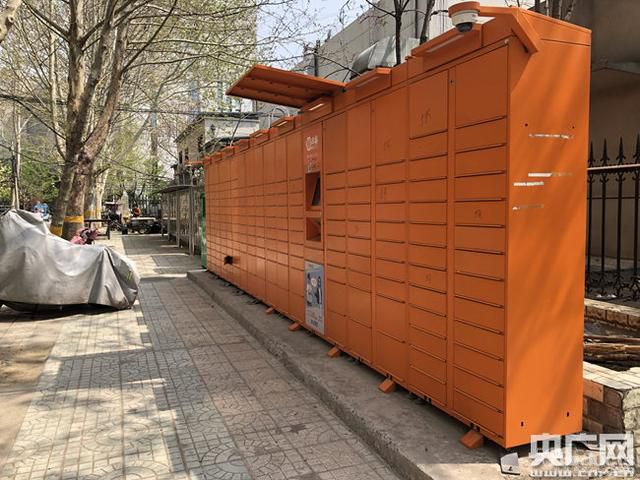 北京市丰台区某小区智能快递柜正处于运行中(央广网记者 王晶 摄)